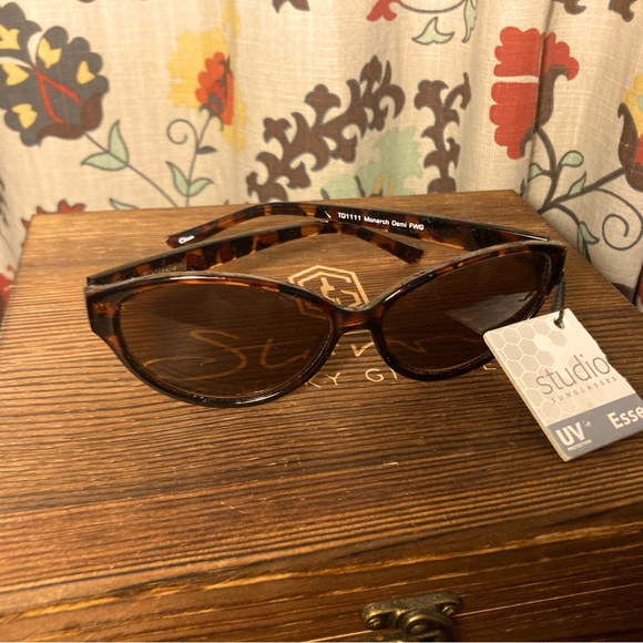 Studio Monarch Demi UV Women’s Sunglasses - Picture 2 of 2